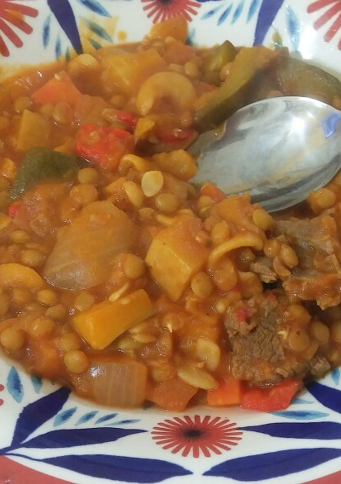 Una foto de Guiso de lentejas con verduras y carne