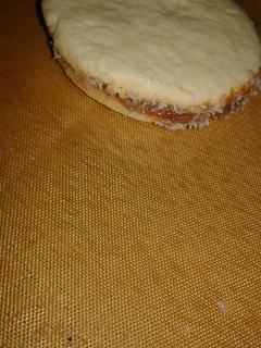Una foto de Alfajores de maicena facilísimos y en minutos hechos!!