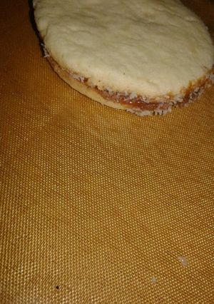 Una foto de Alfajores de maicena facilísimos y en minutos hechos!!