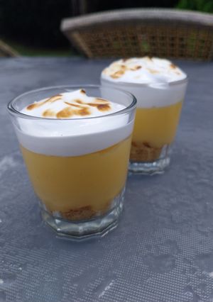 Una foto de Vasitos de lemon curd y merengue