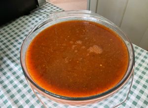 Une photo de Soupe froide épicée aux légumes, menthe et coriandre