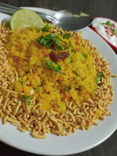 બટાકા પૌવા (Bateta Poha Recipe In Gujarati) રેસીપી મુખ્ય ફોટો