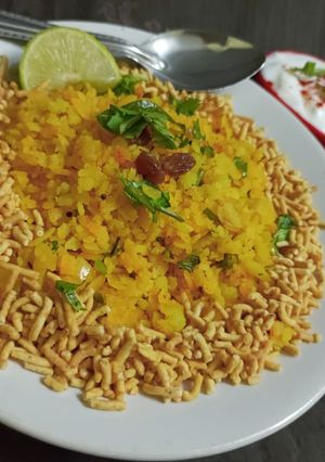 બટાકા પૌવા (Bateta Poha Recipe In Gujarati) રેસીપી મુખ્ય ફોટો