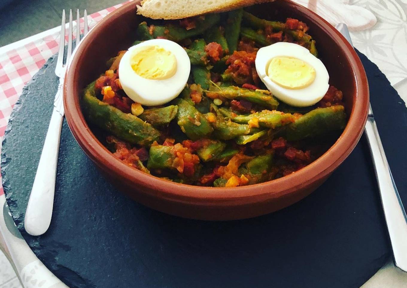 Judías verdes con tomate, pimiento, huevo duro y pechuga de pollo