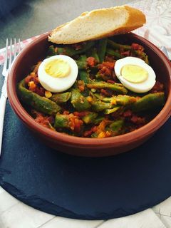 Una foto de Judías verdes con tomate, pimiento, huevo duro y pechuga de pollo