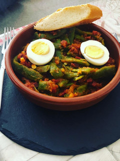 Foto principal de Judías verdes con tomate, pimiento, huevo duro y pechuga de pollo