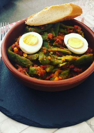 Una foto de Judías verdes con tomate, pimiento, huevo duro y pechuga de pollo