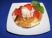 Una foto de panqueques con helado