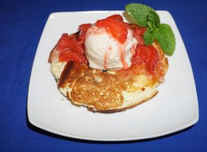 Una foto de Helado de plátanos maduros sobre panqueques y salsa de frutilla