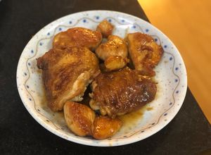 Hình của món Tuần 35: Gà chiên sốt xì dầu.