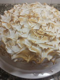 Una foto de Tarta colibrí con frosting de plátano y merengue suizo