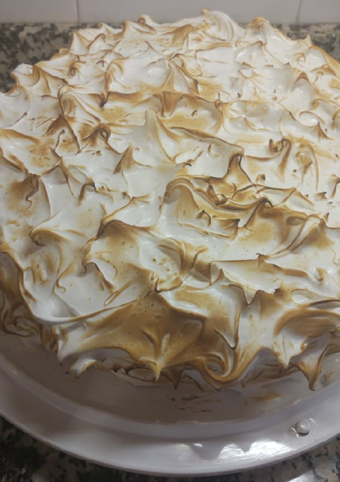 Una foto de Tarta colibrí con frosting de plátano y merengue suizo