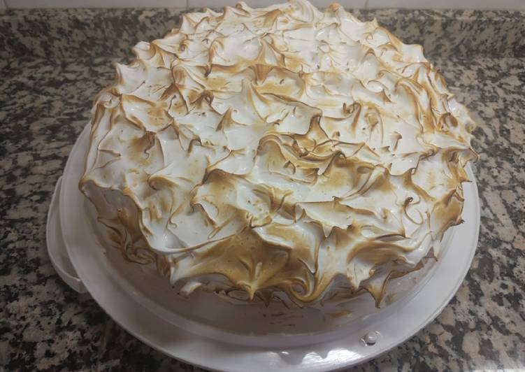 Tarta colibrí con frosting de plátano y merengue suizo