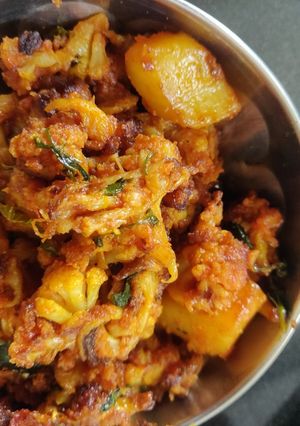आलू गोभी की सब्ज़ी (Aloo gobhi ki sabzi recipe in Hindi) रेसिपी मुख्य फोटो