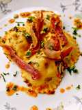 Ravioli Ripieni di Formaggio di Capra Cipolla Caramellata con Rucola Pancetta Croccante e Sobresada
