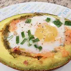 Una foto de Cesta de aguacate con salmón