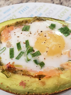 Una foto de Cesta de aguacate con salmón
