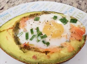 Una foto de Cesta de aguacate con salmón