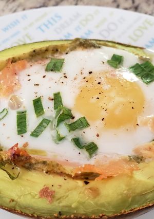 Una foto de Cesta de aguacate con salmón
