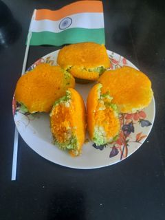 तिरंगा कप केक (tiranga cupcake recipe in marathi) रेसिपी चे मुख्य फोटो