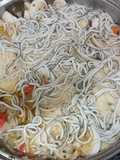 Filetes de pescado con gulas y almejas