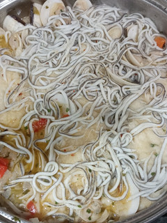 Una foto de Filetes de pescado con gulas y almejas