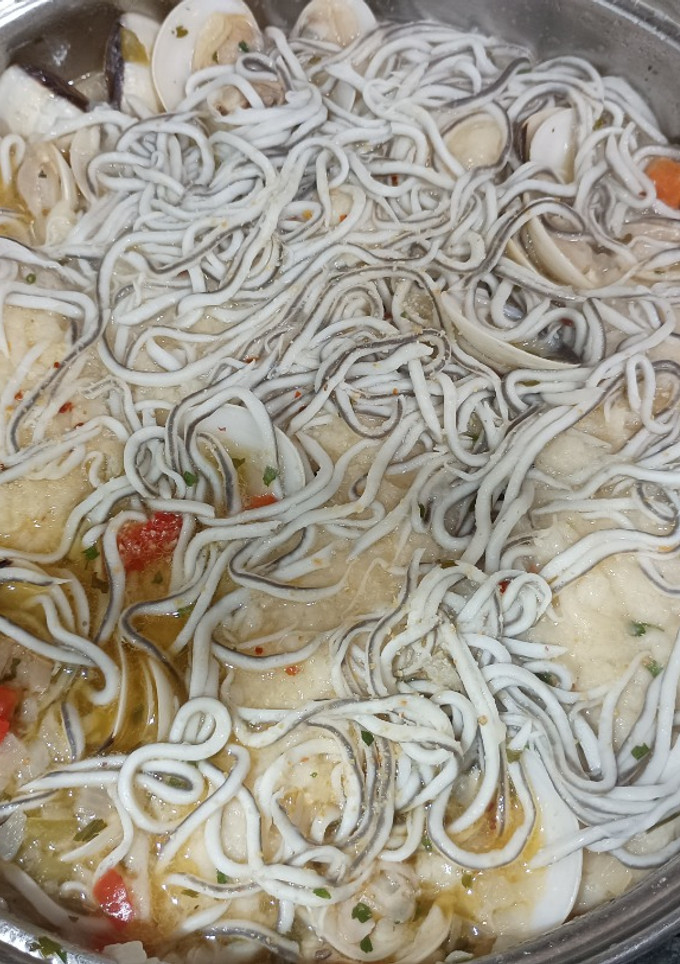 Una foto de Filetes de pescado con gulas y almejas