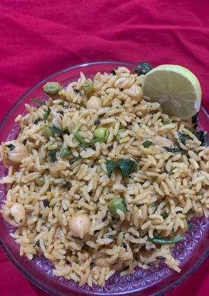 A picture of Satvik Green peas and Kabuli chanarice in pressure cooker.