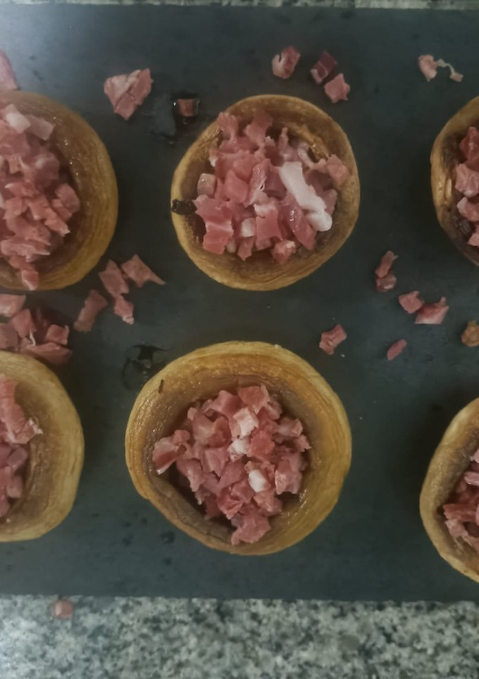 Una foto de Champiñones a la plancha con jamón