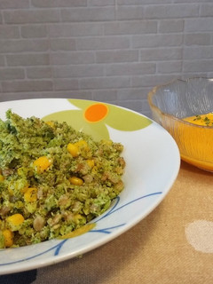 Una foto de Espelta con maíz y migas de brócoli