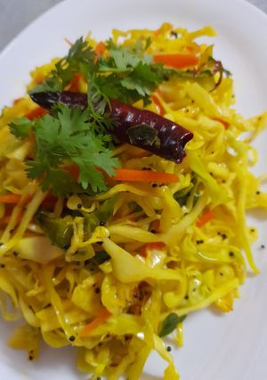 A picture of Cabbage and carrot sambhariya.