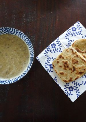 Une photo de Soupe de courgettes-lentilles et Naan