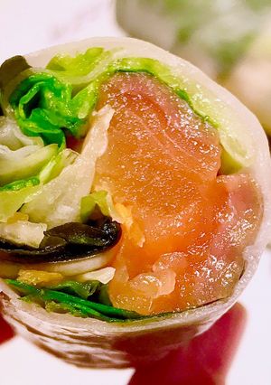 Hình của món Gỏi Cuốn Cá Hồi Xông Khói & Rau Xanh.