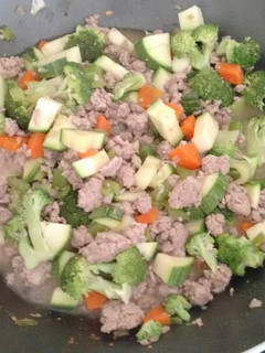 Una foto de Carne molida con verduras. ॐ