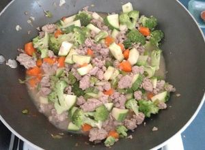 Una foto de Carne molida con verduras. ॐ