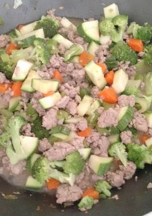 Una foto de Carne molida con verduras. ॐ