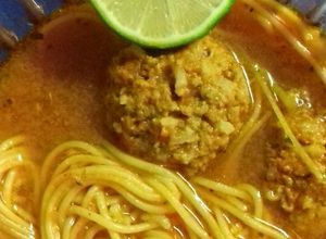 Una foto de Albóndigas con fideos