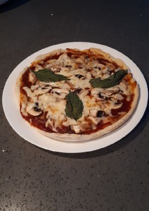 Une photo de Petite pizza base #tomate