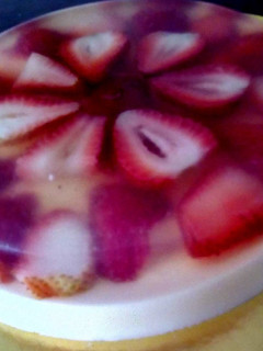 Una foto de Gelatina Tridimensional encapsulada con Fresas