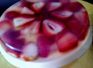 Una foto de Gelatina Tridimensional encapsulada con Fresas