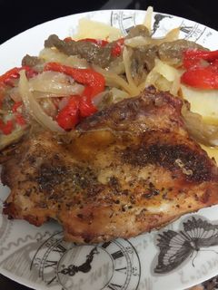Una foto de Muslo de pollo deshuesado con verduras asadas