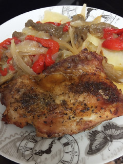 Una foto de Muslo de pollo deshuesado con verduras asadas