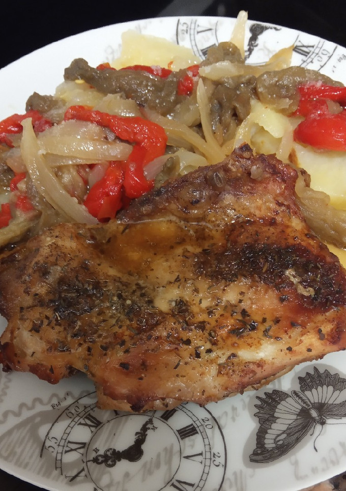 Una foto de Muslo de pollo deshuesado con verduras asadas