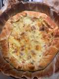 Pizza rustica porri e pancetta con formaggio fuso