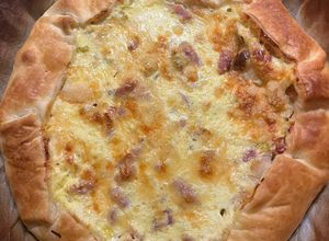 Foto di Pizza rustica porri e pancetta con formaggio fuso