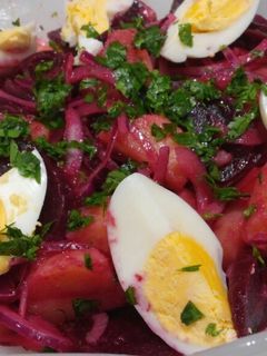 Una foto de Ensalada de remolacha y patatas