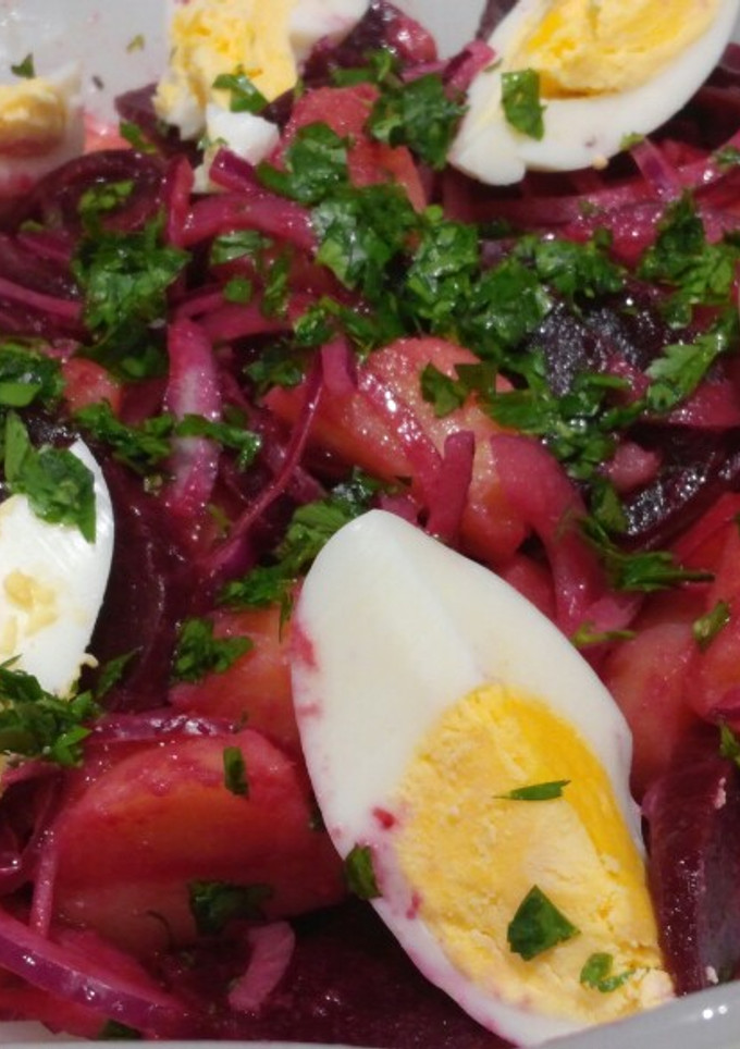 Una foto de Ensalada de remolacha y patatas