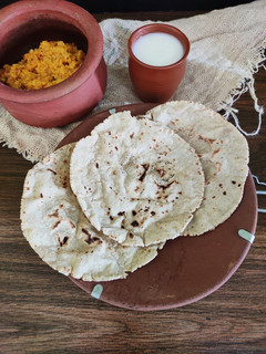 જુવાર ની રોટલી (Jovar Roti Recipe In Gujarati) રેસીપી મુખ્ય ફોટો