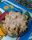 Fideos coditos con jamón, morrón y salsa rosa