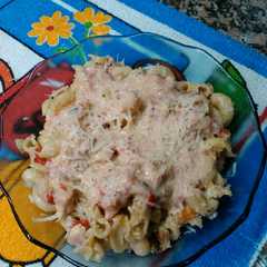 Una foto de Fideos coditos con jamón, morrón y salsa rosa